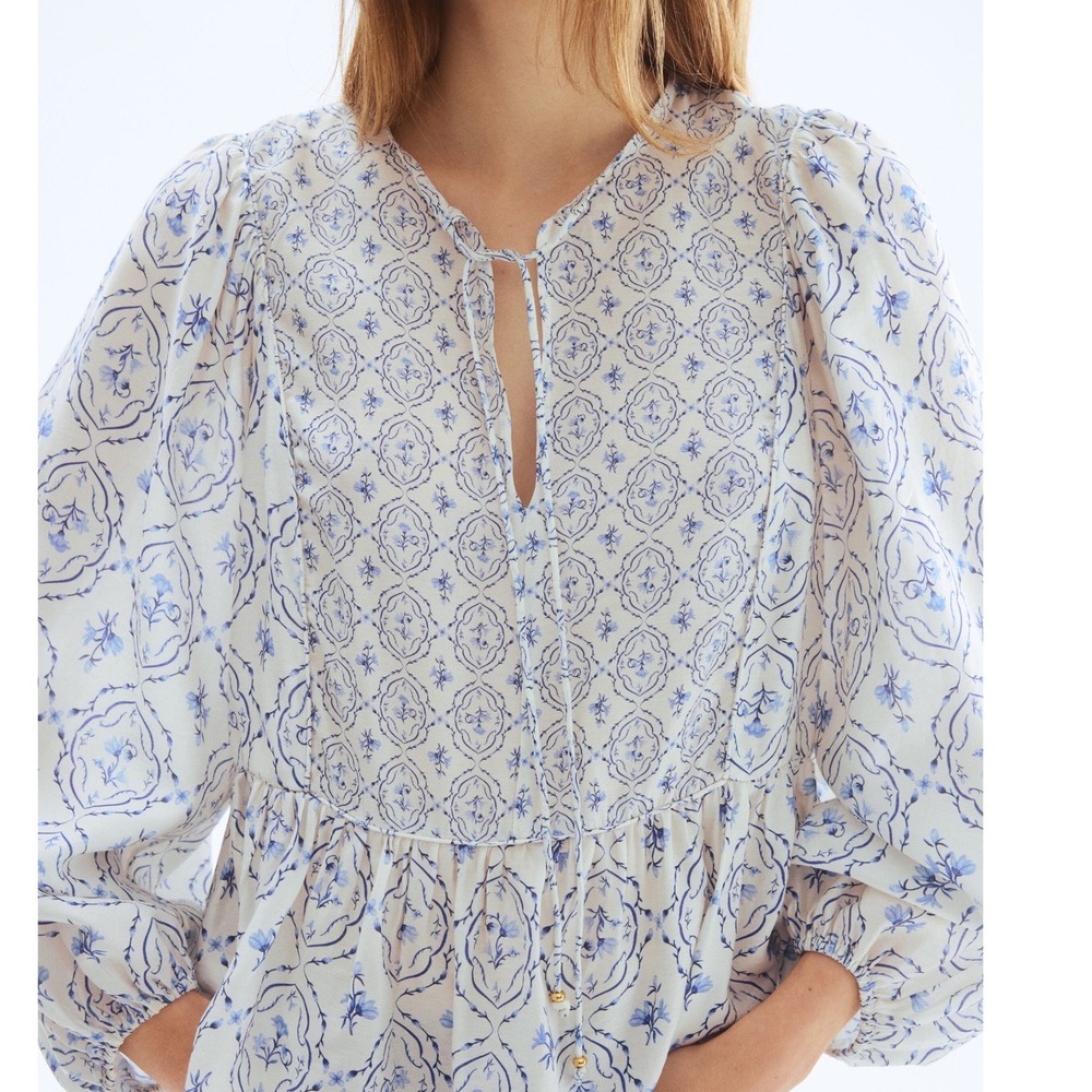H&M Peplum Blouse Womens L Blue White Floral Medallion Puff Sleeve V-Neck Tie